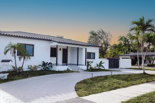 Miami Freedom Park Oasis by HS with Swimming Pool, AC, WiFi, Pool Table