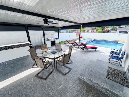 Miami Freedom Park Oasis by HS with Swimming Pool, AC, WiFi, Pool Table