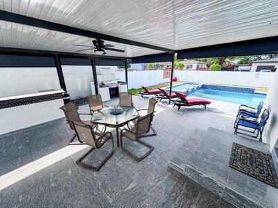 Miami Freedom Park Oasis by HS with Swimming Pool, AC, WiFi, Pool Table