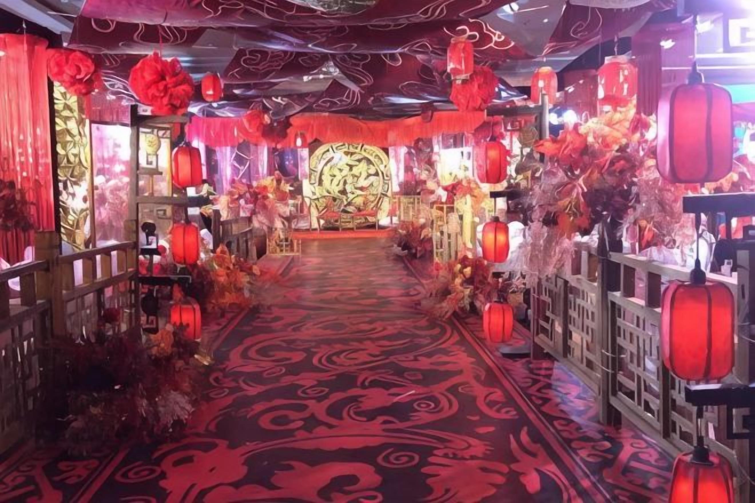 Un couloir orné d’un tapis à motifs, de lanternes rouges et de décorations traditionnelles.