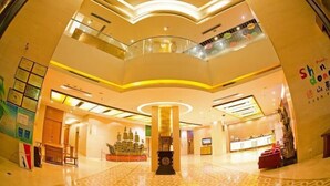 A spacious lobby with a central column, a staircase, and a reception area. - Jinan Zhangqiu Inzone Garland Hotel (Jinan)