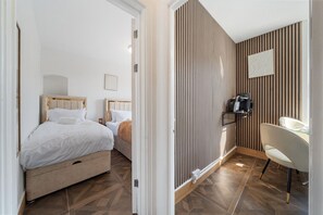 Silitysrauta/-lauta, ilmainen Wi-Fi, vuodevaatteet