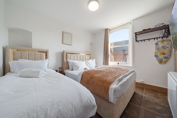 Tabla de planchar con plancha, wifi gratis y ropa de cama