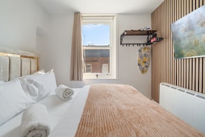 Tabla de planchar con plancha, wifi gratis y ropa de cama