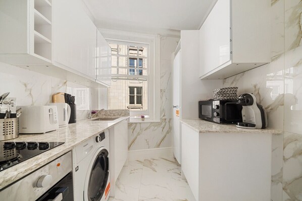 Kühlschrank, Mikrowelle, Ofen, Herdplatte