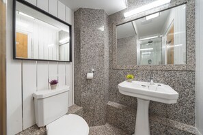 Hair dryer, towels - Stylish & Bright Studio in the Heart of Soho 8 (London)