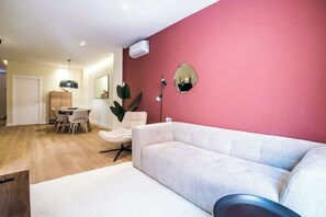 TV - Modern apartment with terrace in the center (Valencia)