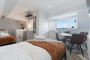 4 quartos, acesso à internet, roupa de cama