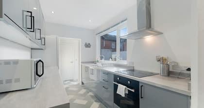 Spacious 4BR on Leafield Rd