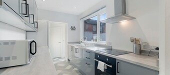 Spacious 4BR on Leafield Rd