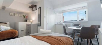 Central Darlington Sleeps 8 with WiFi and Parking