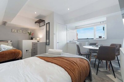 Central Darlington Sleeps 8 with WiFi and Parking