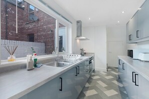 Kjøleskap, mikrobølgeovn, ovn og kokeplater