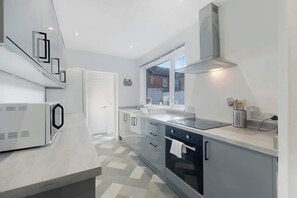 Een koelkast, een microgolfoven, een oven, een kookplaat