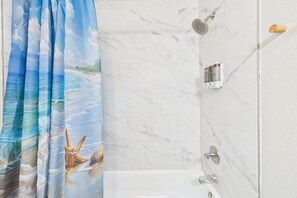 Douche, articles de toilette écologiques, sèche-cheveux