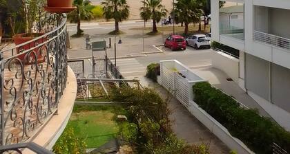 Studio apartment with side balcony with sea view