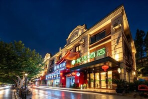 Un edifici tradicional amb una entrada destacada i indicadors, probablement un hotel o un restaurant.