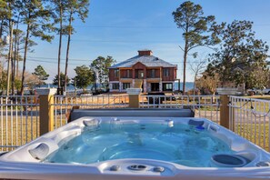 Outdoor spa tub - BRAND NEW Hot Tub + Game Room & Pool/Spring Fun! (Navarre)