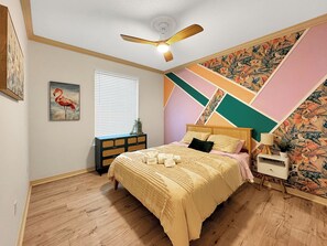 4 bedrooms, WiFi, bed sheets - BRAND NEW Hot Tub + Game Room & Pool/Spring Fun! (Navarre)