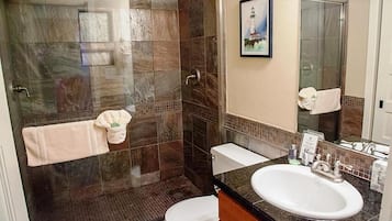 Ducha y bañera combinadas, secador de pelo, toallas y jabón