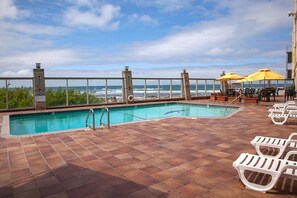 Utendørsbasseng, bassengparasoller og solsenger