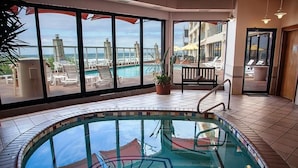 Una piscina interior amb vistes clares a l'oceà a través de grans finestres.