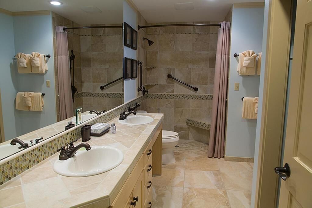 Combined shower/bathtub, hair dryer, towels, soap