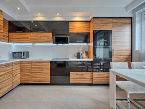 Fridge, microwave, oven, stovetop - Gdańsk Apt - Cozy Stay Near Park (Gdansk)
