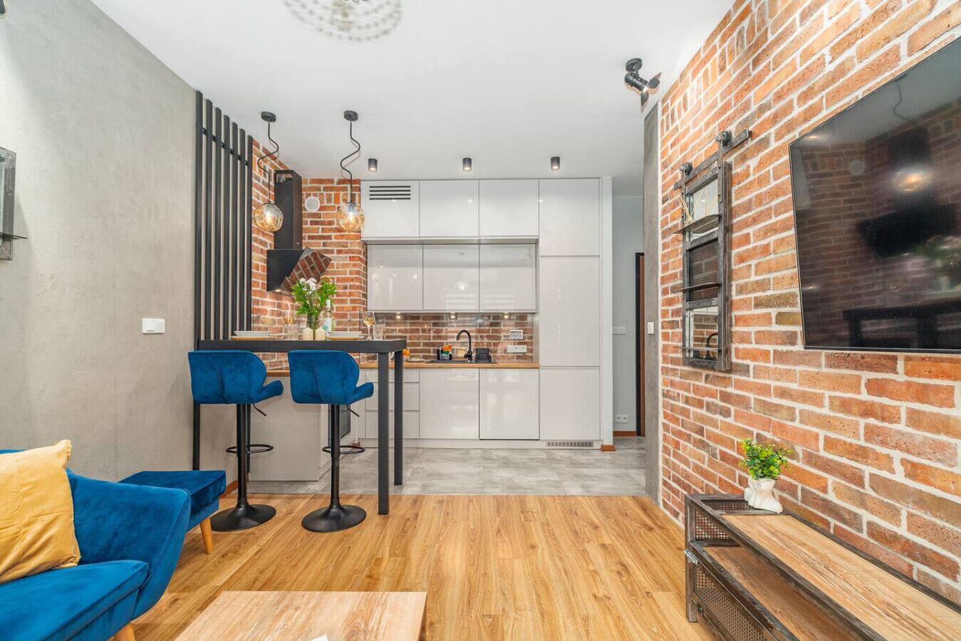 Een koelkast, een oven, een kinderstoel, kookgerei, borden en bestek