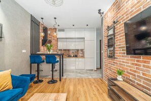 Réfrigérateur, four, chaise haute