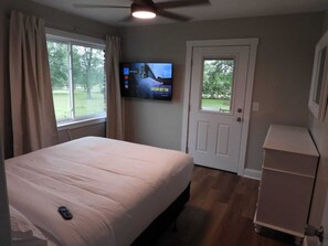 4 bedrooms, iron/ironing board, free WiFi, bed sheets