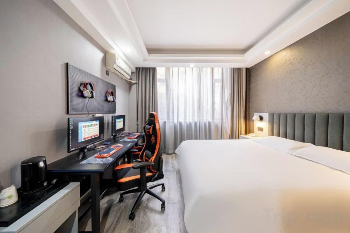 Desk, blackout curtains, individually decorated, bed sheets