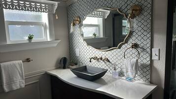 Dusj, hårføner, håndklær og såpe