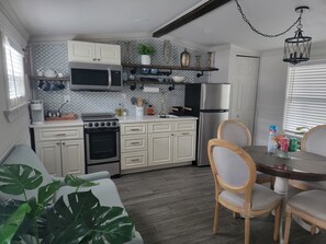 Réfrigérateur, micro-ondes, four, plaque de cuisson