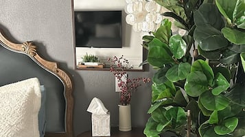 1 habitación, escritorio, tabla de planchar con plancha y cuna de viaje