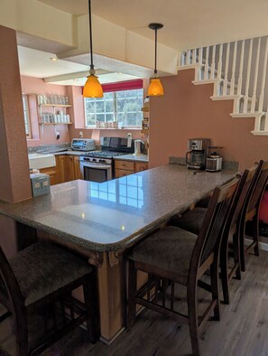 Een koelkast, een oven, een kookplaat, een vaatwasser