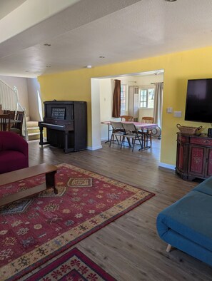 TV - 4-bedroom cabin on ten acres with AC, playground, fitness room, WiFi (Santa Ysabel)
