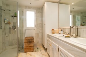 Shower, hair dryer, towels
