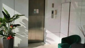 Un ascensor moderno con un panel de control y un letrero que indica prohibido fumar.