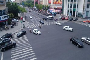 Free self-parking - Colorful Art Hotel Shanghai (Shanghai)
