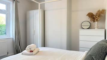 3 bedrooms, iron/ironing board, internet, bed sheets
