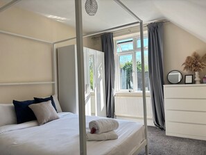 3 bedrooms, iron/ironing board, internet, bed sheets