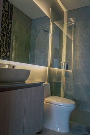 Suihku, pyyhkeet, saippua, vessapaperi