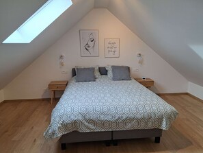 3 quartos, ferros/tábuas de passar roupa, berço de viagem