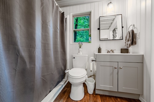 Biker's Haven: Cozy Tiny Home w/ Outdoor Lounge