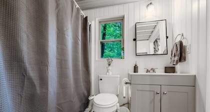 Biker's Haven: Cozy Tiny Home w/ Outdoor Lounge