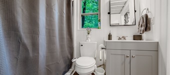 Biker's Haven: Cozy Tiny Home w/ Outdoor Lounge