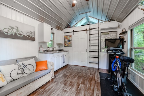 Biker's Haven: Cozy Tiny Home w/ Outdoor Lounge