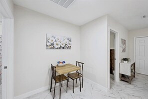 Dining - Comfortable 2-Bedroom Rental in Bridge City (Bridge City)