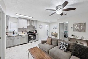 Smart TV - Comfortable 2-Bedroom Rental in Bridge City (Bridge City)